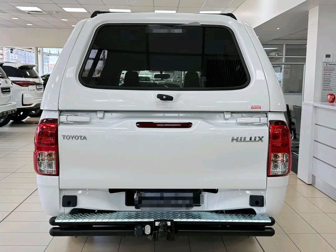
								Toyota Hilux Single-Cab 2.4GD full									